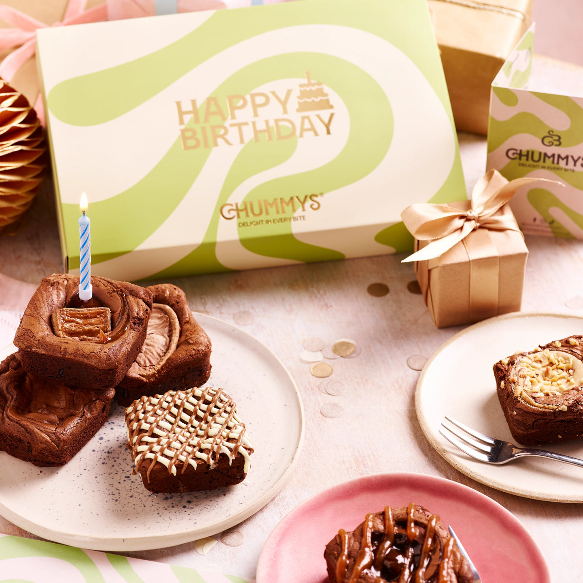 Alles Gute zum Geburtstag gemischter Schachtel mit Postbraunen, die an Ihre Tür geliefert wurden